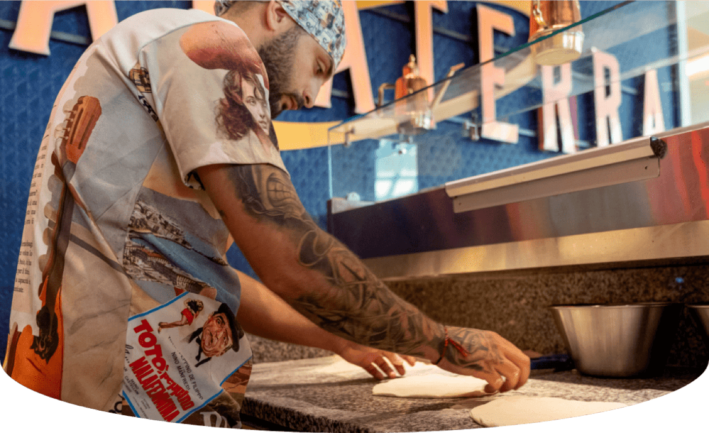 Un pizzaiolo dell'Accademia Malaterra al lavoro